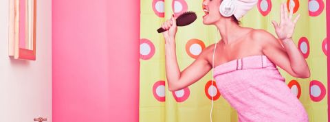 Les innovations qui changent la vie Une femme qui chante dans la salle de bain