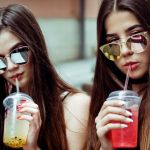 deux jeunes femmes se prennent en selfie