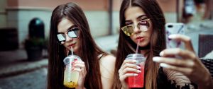 deux jeunes femmes se prennent en selfie