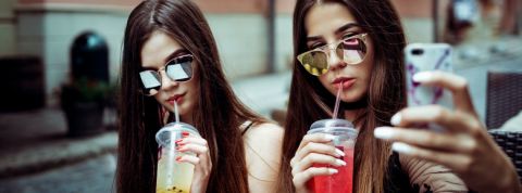 selfie celfie drelfie deux jeunes femmes se prennent en selfie