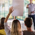 Un séminaire d'entreprise, où des employés posent des questions