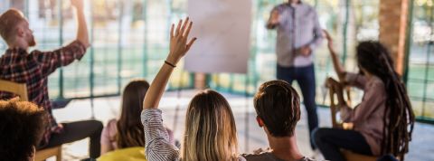 Comment changer les comportements des employés pour qu'ils soient plus engagés et performants ? Un séminaire d'entreprise, où des employés posent des questions