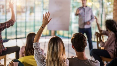 Un séminaire d'entreprise, où des employés posent des questions