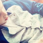 Enfant qui regarde un iPad