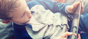 Enfant qui regarde un iPad