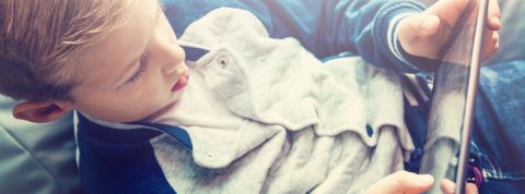 Surexposition aux écrans Enfant qui regarde un iPad