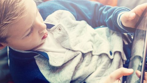 Enfant qui regarde un iPad