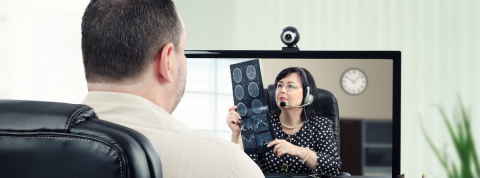 Un patient pendant une auscultation par ordinateur