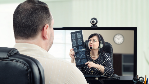 Un patient pendant une auscultation par ordinateur
