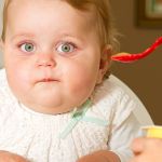 un bébé bizarre vous regarde