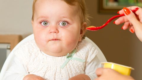 un bébé bizarre vous regarde