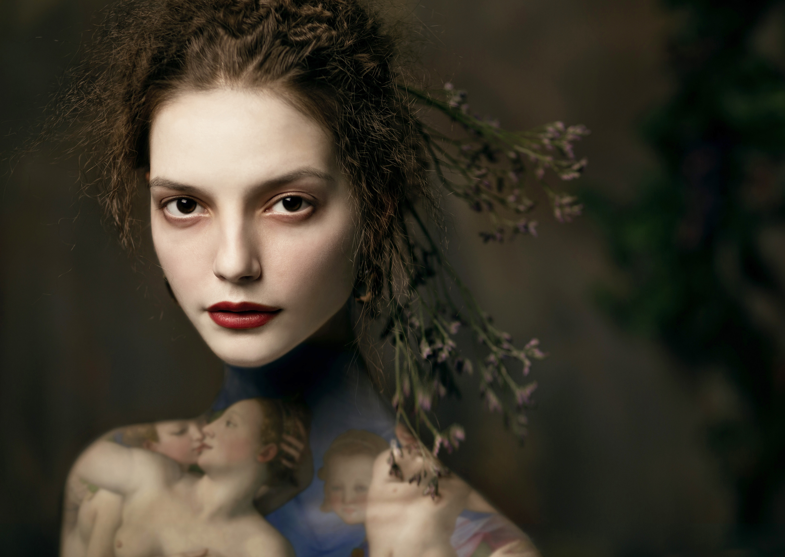 femme avec des fleurs dans les cheveaux