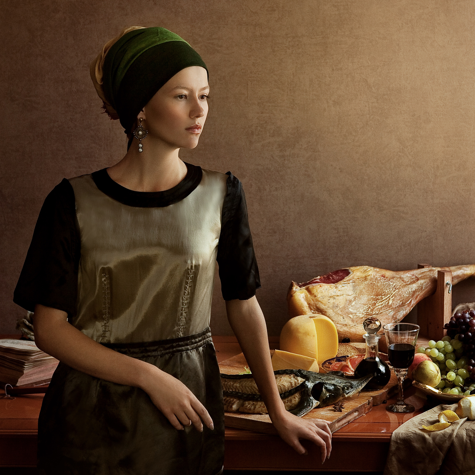 femme devant nature morte