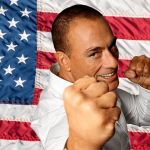 Jean-Claude Van Damme devant un drapeau américain