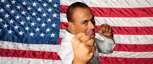 Jean-Claude Van Damme devant un drapeau américain