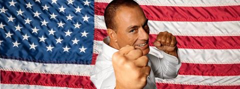 Les pires expressions entendues au bureau sont souvent des anglicismes Jean-Claude Van Damme devant un drapeau américain