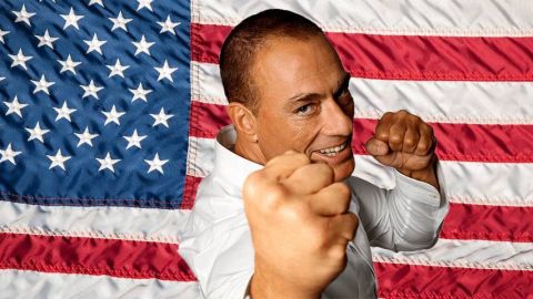 Jean-Claude Van Damme devant un drapeau américain