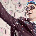 Un homme en train de faire la fête avec des paillettes à son bureau