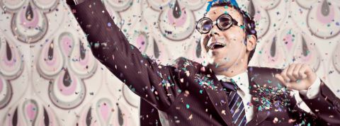 A quoi servent (vraiment) les CHO ? Un homme en train de faire la fête avec des paillettes à son bureau