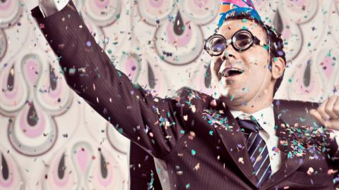 Un homme en train de faire la fête avec des paillettes à son bureau