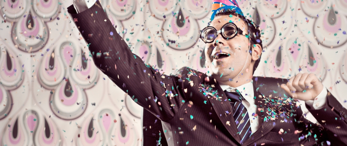 A quoi servent (vraiment) les CHO ? Un homme en train de faire la fête avec des paillettes à son bureau