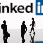Des hommes et des femmes marchant devant le logo LinkedIn