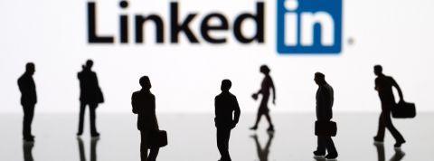 Top 10 des influenceurs français LinkedIn Des hommes et des femmes marchant devant le logo LinkedIn