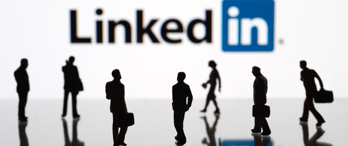 Top 10 des influenceurs français LinkedIn Des hommes et des femmes marchant devant le logo LinkedIn