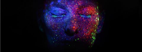 Quels livres lire pour comprendre la culture numérique ? Une femme avec le visage peint de façon futuriste