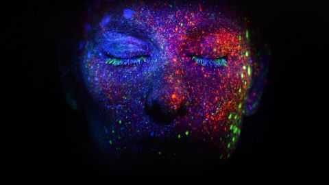 Une femme avec le visage peint de façon futuriste