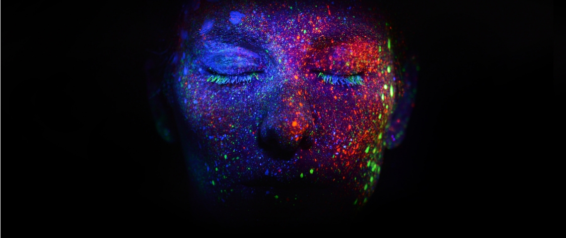 Quels livres lire pour comprendre la culture numérique ? Une femme avec le visage peint de façon futuriste