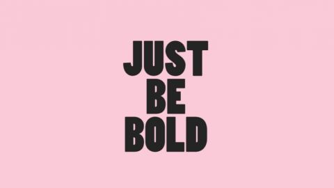 Just Be Bold, le logo du cabinet d'avocats BOLD, sur un fond rose