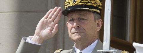 Comment être un bon boss en 4 leçons ? Pierre de Villiers en train de faire un salut militaire