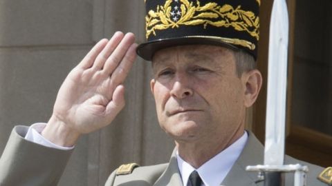 Pierre de Villiers en train de faire un salut militaire