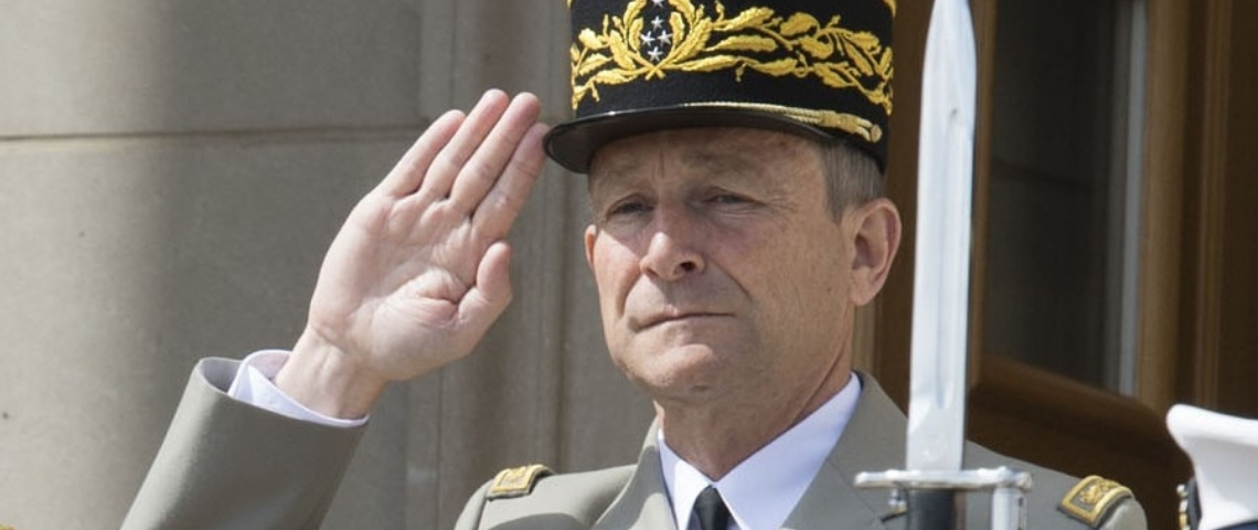 Comment être un bon boss en 4 leçons ? Pierre de Villiers en train de faire un salut militaire
