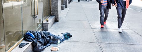 Une loi impose aux entreprises de payer pour aider les SDF Une personne sans-abri dans la rue aux Etats-Unis