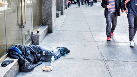 Une personne sans-abri dans la rue aux Etats-Unis