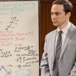 Sheldon Cooper, de la série Big Bang Theory, en costume devant un tableau