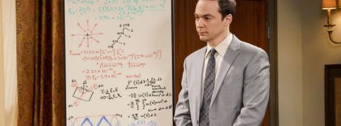 Que font les jeunes quand ils passent un entretien d'embauche ? Sheldon Cooper, de la série Big Bang Theory, en costume devant un tableau