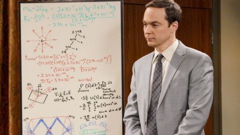 Que font les jeunes quand ils passent un entretien d'embauche ?  Sheldon Cooper, de la série Big Bang Theory, en costume devant un tableau