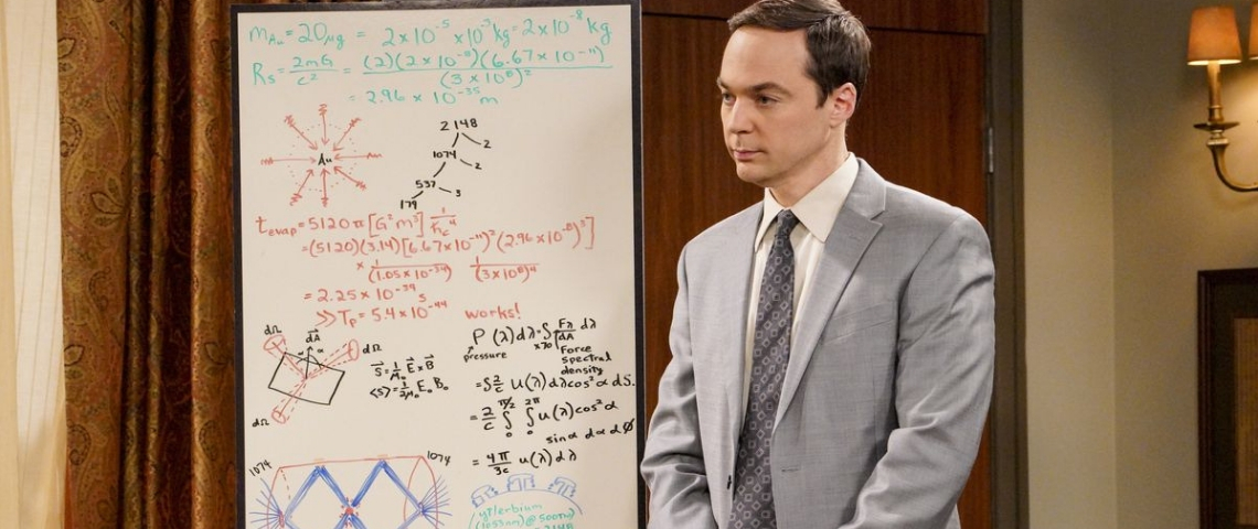 Que font les jeunes quand ils passent un entretien d'embauche ? Sheldon Cooper, de la série Big Bang Theory, en costume devant un tableau