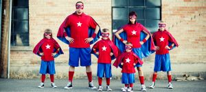 Une famille de super héros avec des costumes rouges et bleus