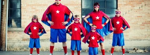 Non, le power posing ne va pas vous transformer en héros Une famille de super héros avec des costumes rouges et bleus