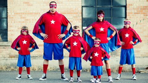 Une famille de super héros avec des costumes rouges et bleus