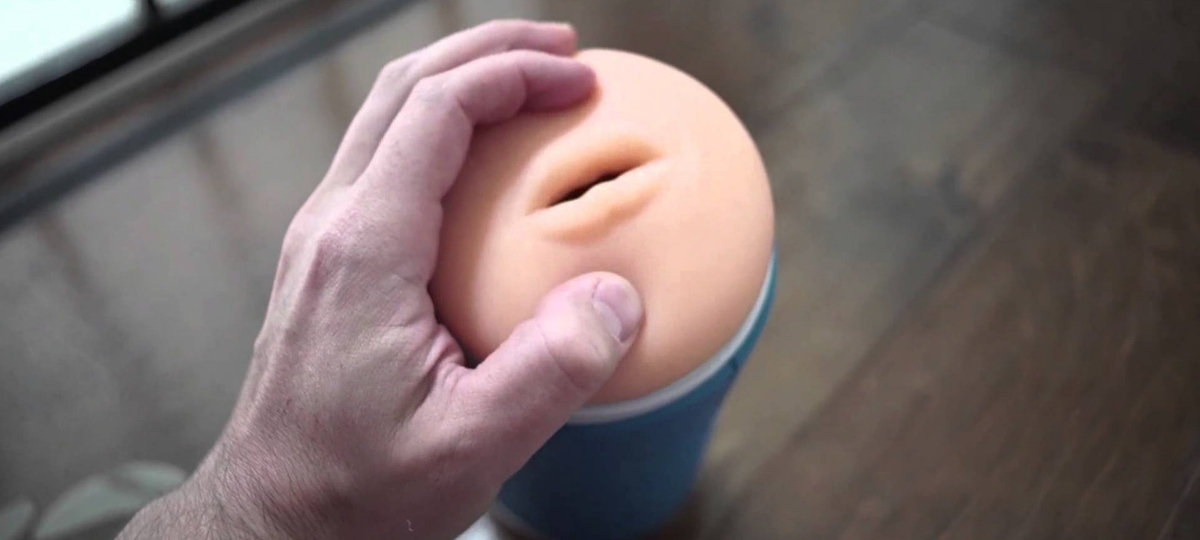 Une main sur un sex toy