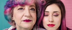 Une jeune fille et sa grand-mère en train de poser, maquillées