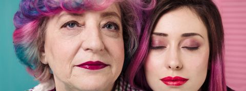 Les usages beauté varient en fonction des générations Une jeune fille et sa grand-mère en train de poser, maquillées