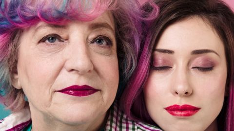 Une jeune fille et sa grand-mère en train de poser, maquillées