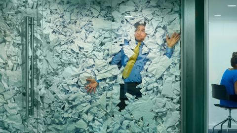 Un homme emprisonné dans son bureau