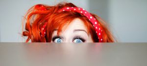 jeune femme timide qui se cache